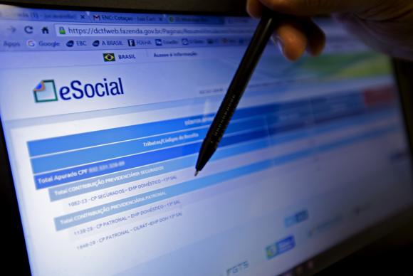 Adesão ao eSocial a empresa que fatura mais de R$ 78 milhões começa nesta segunda