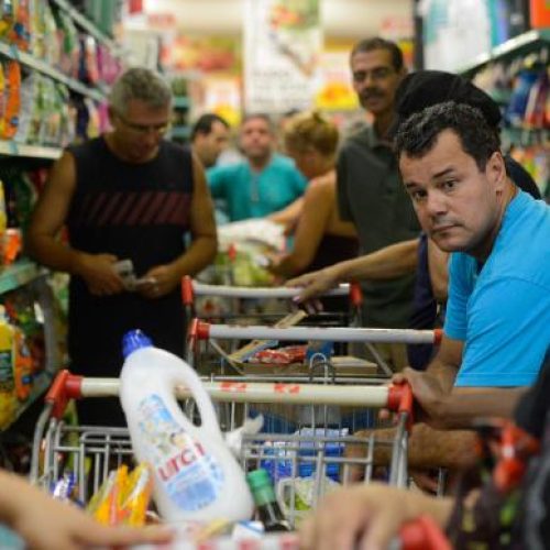 Preço da cesta básica cai em 21 capitais, diz Dieese