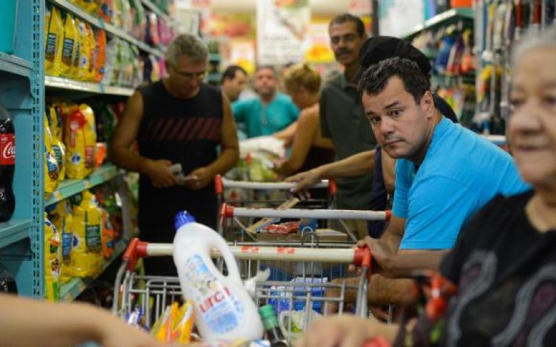 Preço da cesta básica cai em 21 capitais, diz Dieese